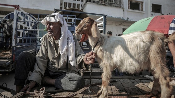 Gazzeliler kötüleşen ekonomik şartlara rağmen kurban kesebilmek için tüm imkanlarını zorluyor