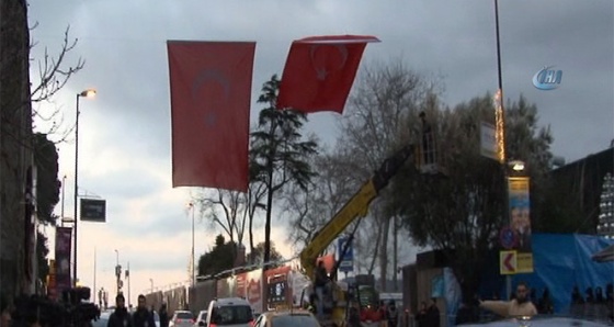 Gece kulübünün bulunduğu caddeye dev Türk bayrağı asıldı