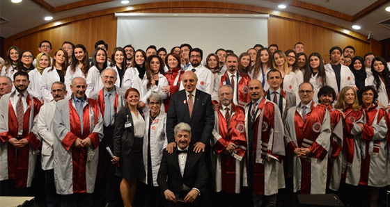 Geleceğin doktorları ilk beyaz önlüklerini Tıp Bayramı’nda giydiler