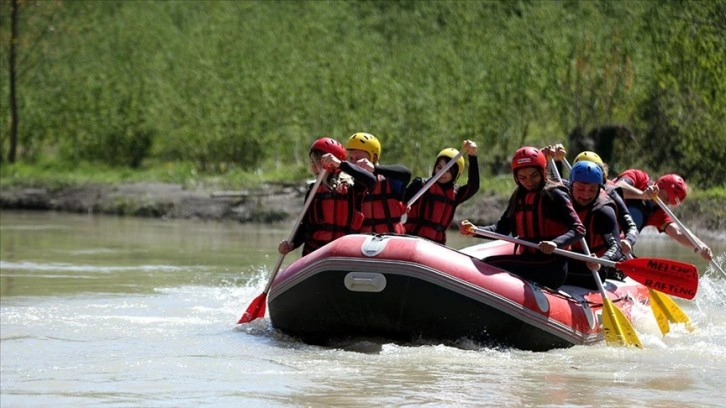 Geleceğin rafting antrenörleri Melen Çayı'nda uygulamalı ders alarak yetişiyor