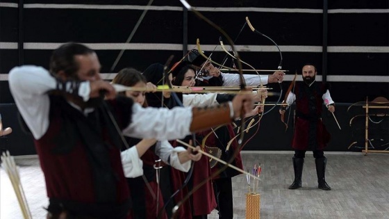 Geleneksel okçuluk çadırında hedeflerine 'ok' atıyorlar