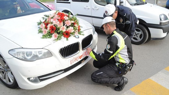 Gelin aracının plakasını kapatan damada para cezası