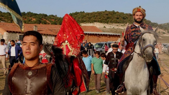 Gelin 'üç etek', damat 'kaftan' giydi