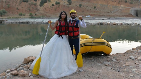 Gelinlik ve damatlıkla rafting keyfi