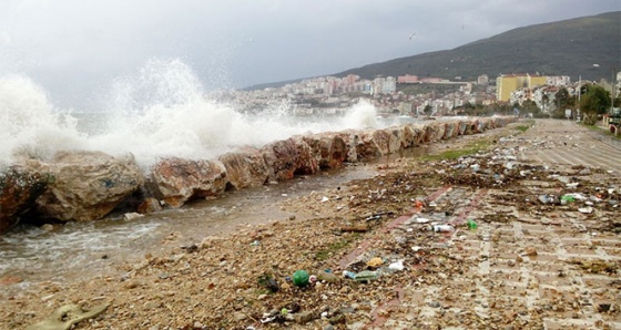 Gemlik'te sahil çöple doldu