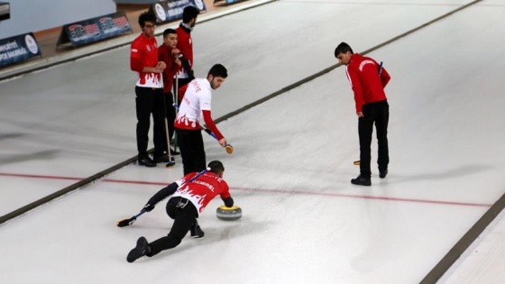 Genç curlingcilerin gözü zirvede