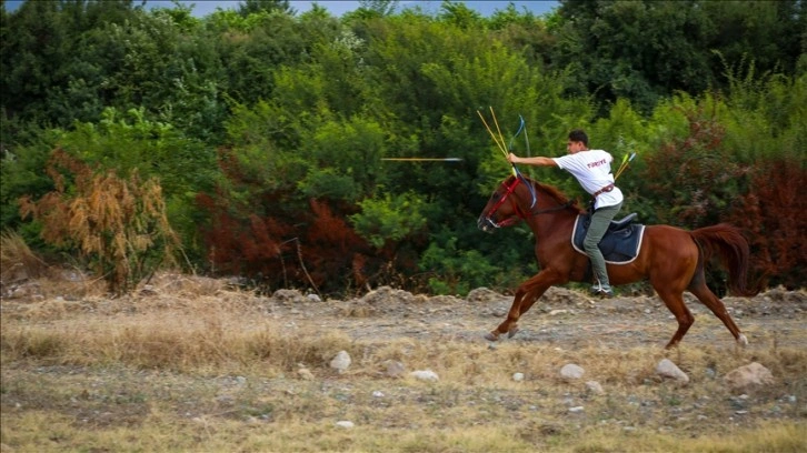 Genç sporcu Arda, atlı okçulukta 