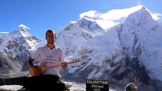 Genç Türk gezgin, Everest'te saz çaldı