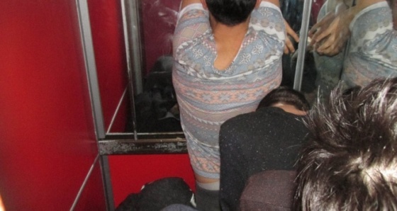 Gençler geceyi asansörde geçirdi