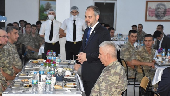 Gençlik ve Spor Bakanı Kılıç Mehmetçik'le sahur yaptı