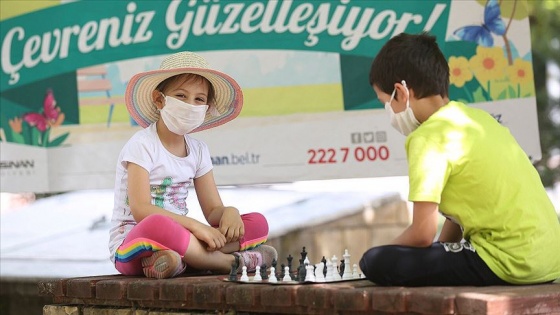 Geri dönüşüm malzemelerinden üretilen sosyal mesafeli &#039;santranç bankları&#039; ilgi görüyor