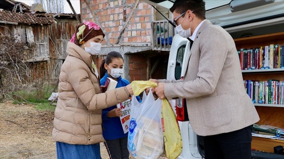 Gezici kütüphaneyle kitaplar köylerde okuyucularla buluşturuluyor