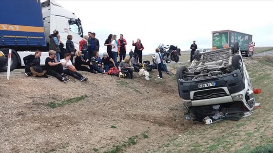 Geziden dönenleri taşıyan midibüs devrildi: 11 yaralı