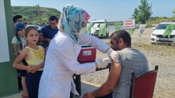 Giresun'a fındık hasadına gelen mevsimlik işçilere Kovid-19 aşısı yapılıyor