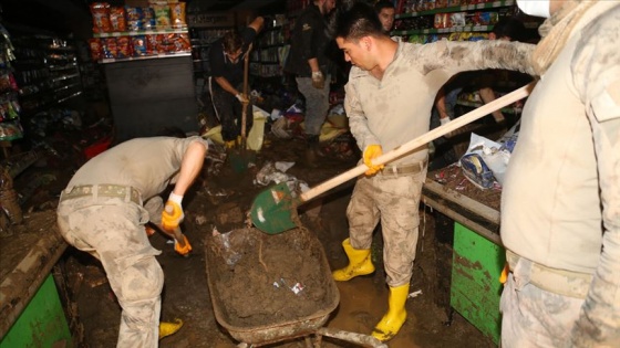 Giresun'da askerlerden afetzedelere destek