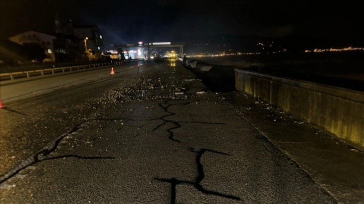 Giresun'da, dalgalar sebebiyle kara yolunda çökme meydana geldi