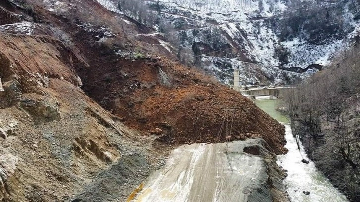 Giresun'da Kovanlık-Aydındere yolu heyelan nedeniyle kapandı