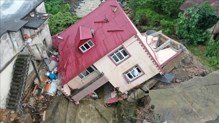 Giresun'da sağanak sebebiyle bir ev yan yattı, su baskınları oluştu