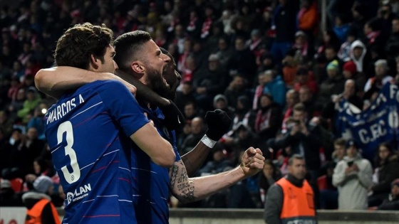 Giroud bir yıl daha Chelsea'de