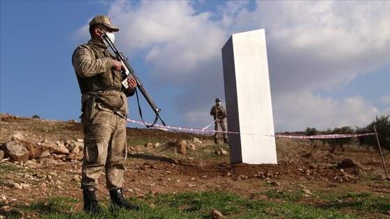 Göbeklitepe yakınlarında toprağa saplı bulunan monolitin sırrı çözülmeye çalışılıyor