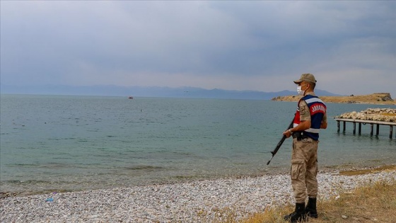 Göçmen kaçakçıları güvenlik koridorunu aşmak için Van Gölü&#039;nü kullanıyor