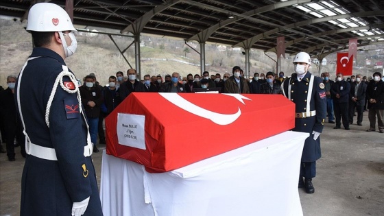 Gökçeada açıklarında batan teknede yaşamını yitiren İlçe Jandarma Komutanı son yolculuğa uğurlandı