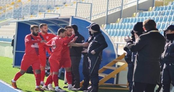 Gol sevincinde çevik kuvvet polislerine koştular