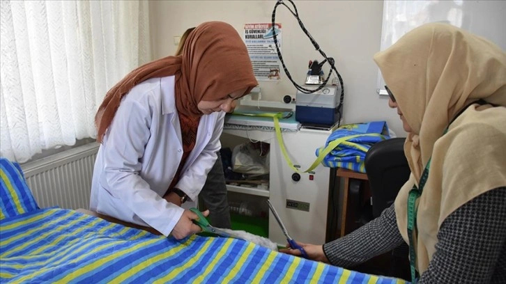 Gölcük depremini yaşayan Nuran Kaçmaz, depremzedeler için makine başına geçti