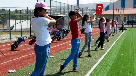 Golf şampiyonasına futbol sahasında hazırlanıyor