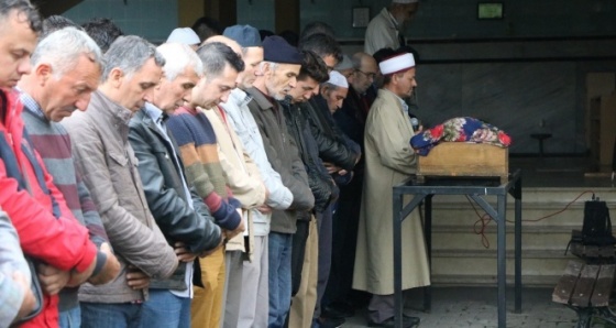 Gondol salıncaktan düşerek ölen küçük kız son yolculuğuna uğurlandı