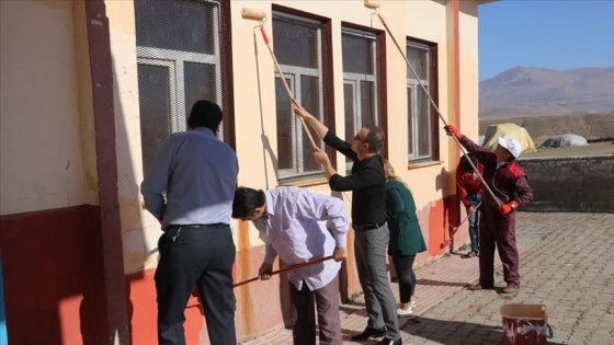 Gönüllü eğitim neferleri köy okullarını güzelleştiriyor