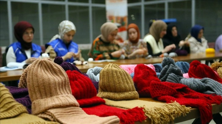 Gönüllü gençler, "çocukların yüzü gülsün" diye atkı bere ve oyuncak örüyor