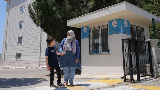 Gönüllü Kovid-19 aşısı yapan ebe hayatını otizmli oğluna ve mesleğine adadı