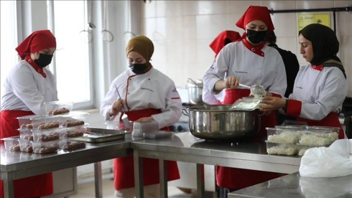 Gönüllü öğrenciler okulun mutfağında ihtiyaç sahiplerine iftar için yemek pişiriyor