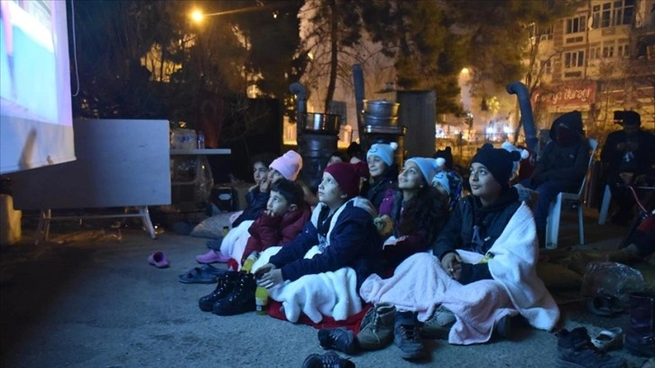 Gönüllüler, depremzede çocuklar için açık hava sineması kurdu