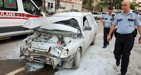 Gördes'te kaza yapan araç alev aldı