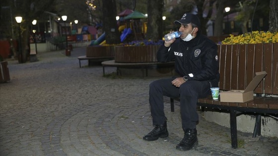 Görev başındaki polisler iftarlarını kumanya ile açtı