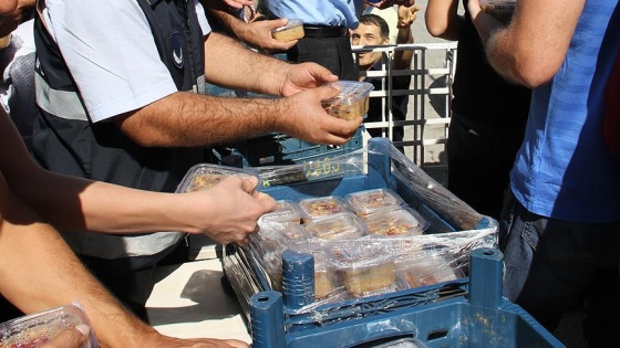 Görevlendirme yapılan Silopi'de aşure dağıtıldı