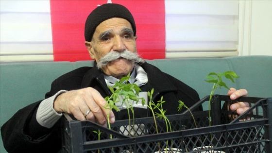 Görme engelli 80 yaşındaki Tevhik dede yaşam azmiyle örnek oluyor