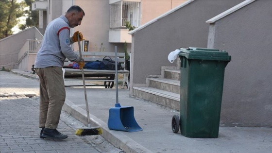 Görme engelli baba kapıcılık yaparak engelli çocuklarına bakıyor