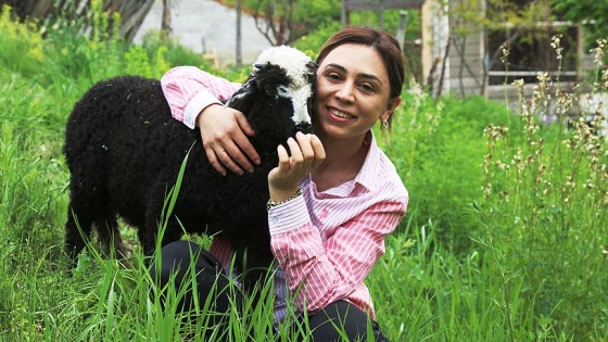 Görme engelli kuzusunun adeta gözü kulağı oldu