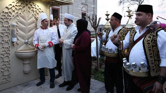 Görmez ve eşi avluda vatandaşlara çorba ve şerbet dağıttı