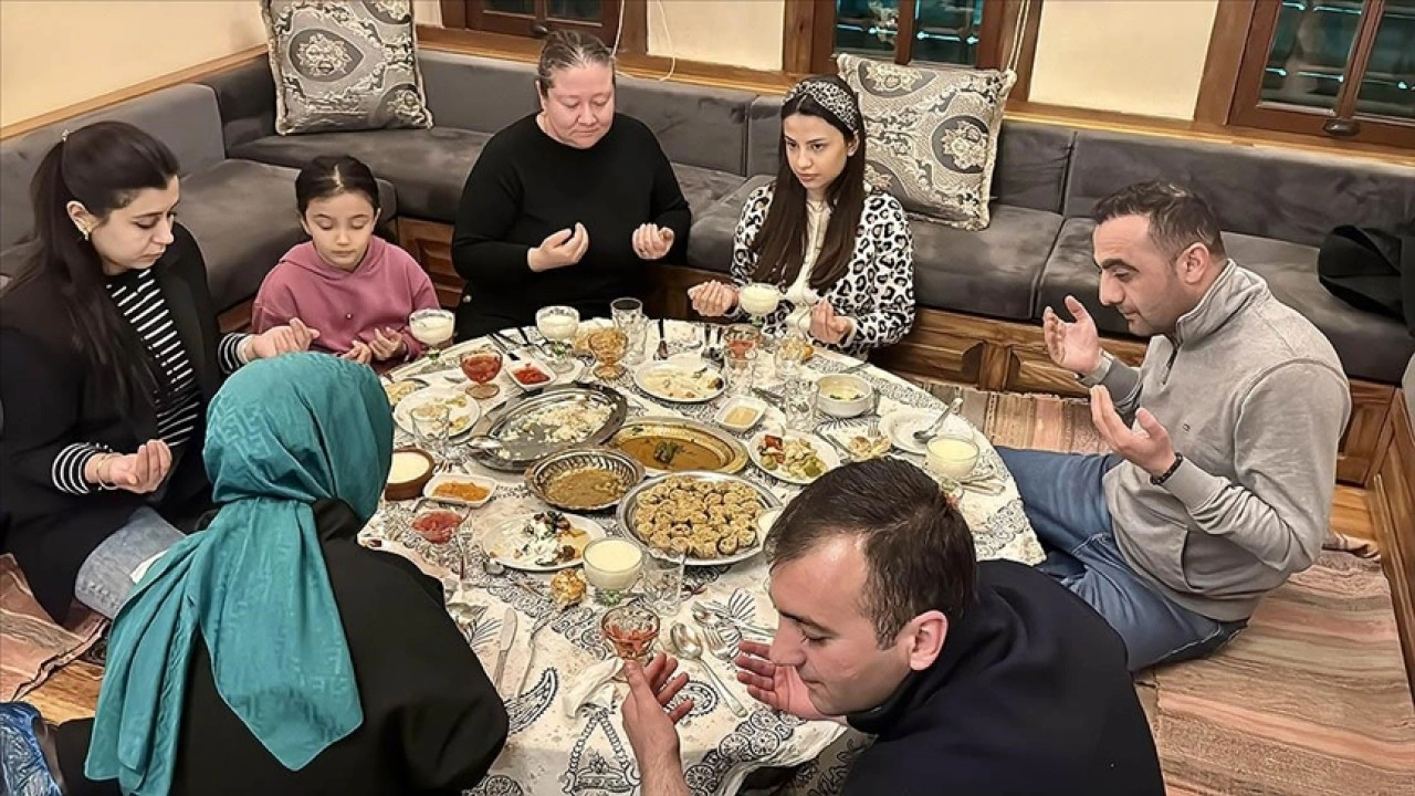 Göynük'ün geleneksel iftar sofraları, misafirlere yöresel zenginliği yaşatıyor