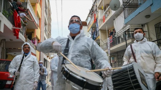 'Grup Evde Kal' sokak konserleriyle vatandaşlara moral veriyor