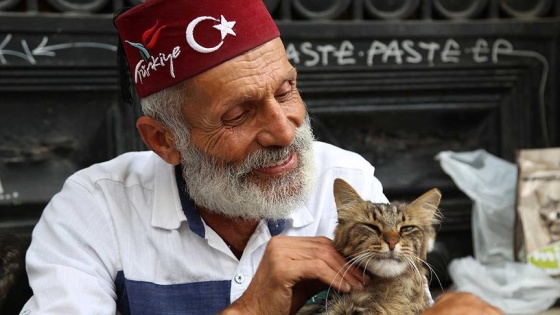 Güfteci Akova vefayı kedilerde buldu