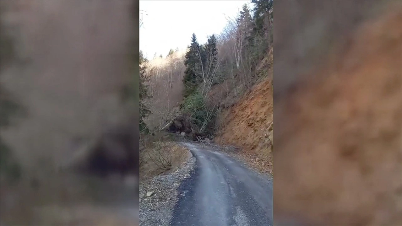 Gümüşhane'de mahalle yolundaki heyelan kamera tarafından kaydedildi