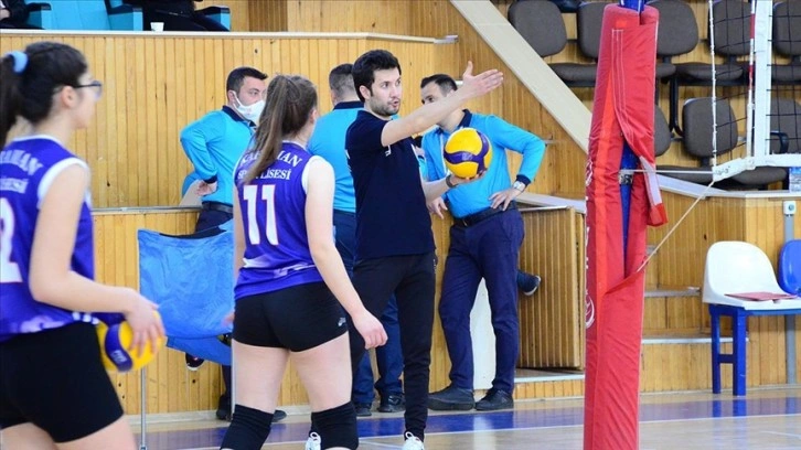 Gündüz adliye koridorlarında, akşam çalıştırdığı sporcular için salonda ter döküyor