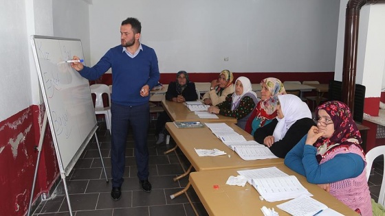 Gündüz tarlada akşam okuryazarlık kursundalar