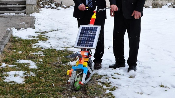 Güneş enerjisiyle çalışan 'çapa makinesi' üretti