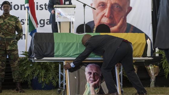 Güney Afrika'nın simge ismi Kathrada defnedildi